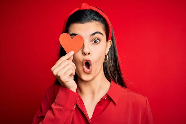 Joven Hermosa Morena Romántica Sosteniendo Papel Rojo Del Corazón Para — Foto de Stock