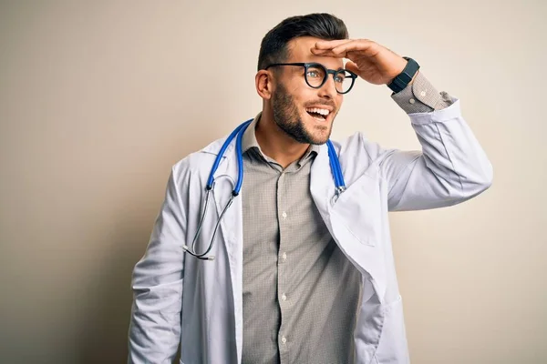 Joven Doctor Con Gafas Bata Blanca Médica Estetoscopio Sobre Fondo — Foto de Stock