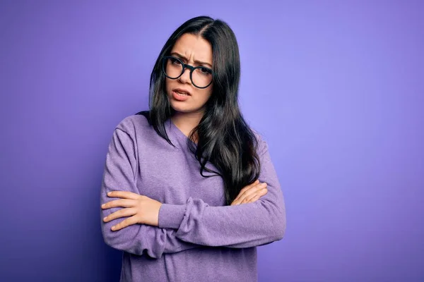 Jonge Brunette Vrouw Draagt Een Bril Paars Geïsoleerde Achtergrond Sceptisch — Stockfoto