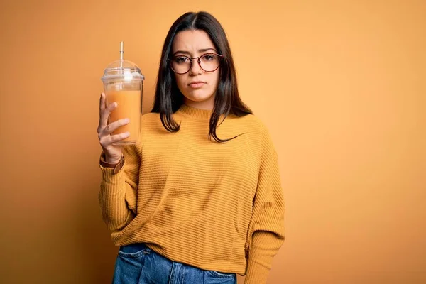 Jonge Brunette Vrouw Drinken Vers Sinaasappelsap Uit Take Away Fles — Stockfoto