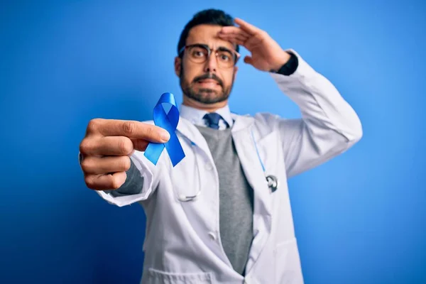 Ung Flot Læge Mand Med Skæg Iført Stetoskop Holder Blå - Stock-foto