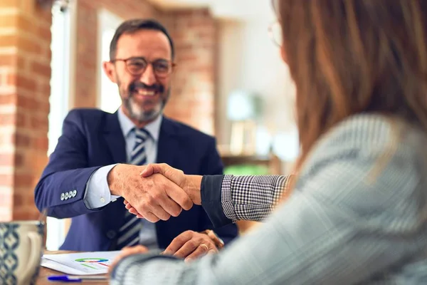 Dois Empresários Meia Idade Sorrindo Felizes Confiantes Trabalhando Conjunto Com — Fotografia de Stock