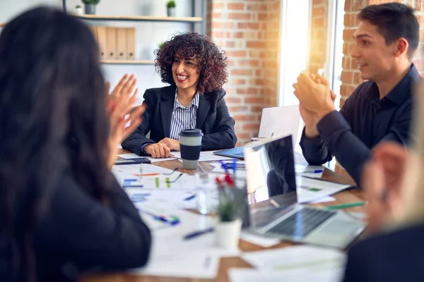 Gruppe Von Geschäftsleuten Die Glücklich Und Zuversichtlich Lächeln Arbeit Mit — Stockfoto