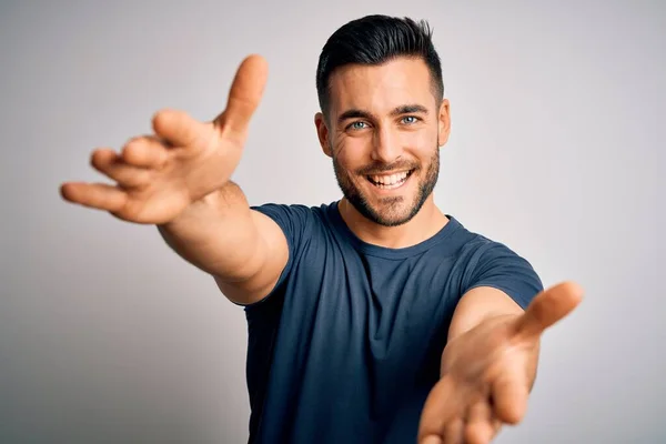 Joven Hombre Guapo Con Camiseta Casual Pie Sobre Fondo Blanco — Foto de Stock