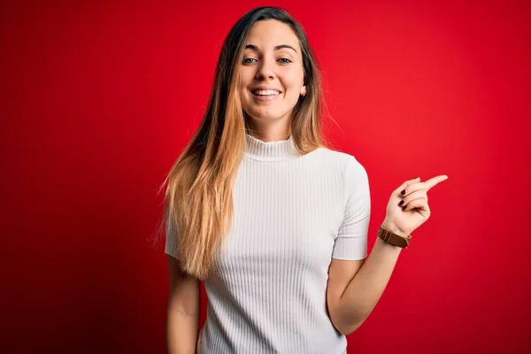 Mooie Blonde Vrouw Met Blauwe Ogen Met Casual Witte Shirt — Stockfoto