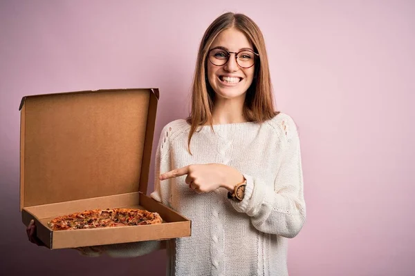Beautiful Redhead Woman Holding Delivery Box Italian Fresh Pizza Pink — Stock Photo, Image