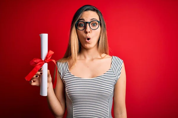 Jovem Loira Com Olhos Azuis Usando Óculos Segurando Diploma Grau — Fotografia de Stock