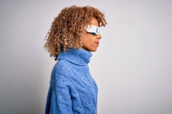 Mujer Rizada Afroamericana Joven Con Gafas Sobre Fondo Blanco Aislado — Foto de Stock