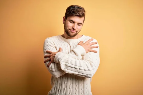 수염을 기르고 금발의 남자가 스웨터를 행복하고 긍정적 자신감 과자기돌봄 — 스톡 사진