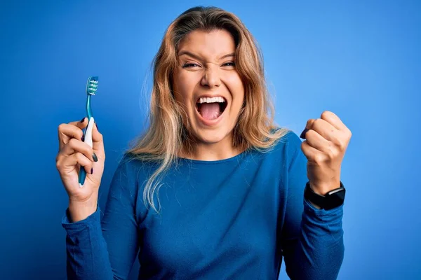 Jovem Mulher Loira Bonita Usando Escova Dentes Sobre Fundo Azul — Fotografia de Stock
