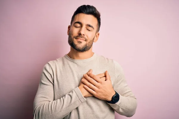 Homem Bonito Jovem Vestindo Camisola Casual Sobre Fundo Rosa Isolado — Fotografia de Stock