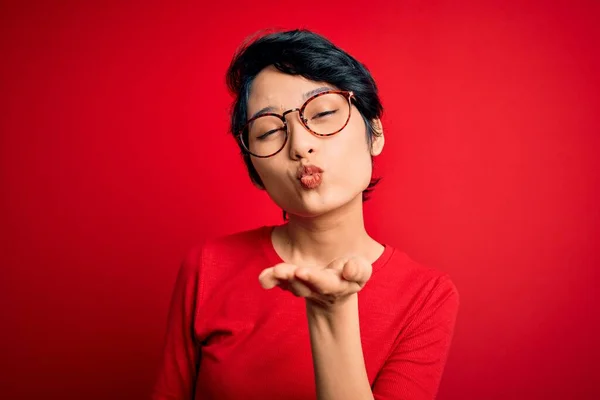 Jong Mooi Aziatisch Meisje Dragen Casual Shirt Bril Geïsoleerde Rode — Stockfoto