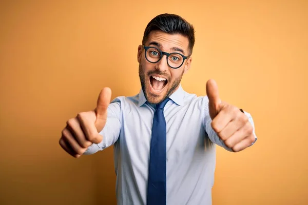 Jonge Knappe Zakenman Met Stropdas Bril Gele Achtergrond Die Positief — Stockfoto