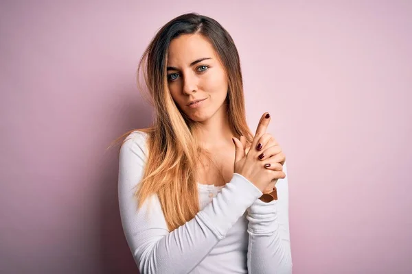 Jonge Mooie Blonde Vrouw Met Blauwe Ogen Dragen Witte Shirt — Stockfoto