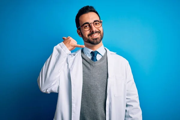 Homem Médico Bonito Jovem Com Barba Vestindo Casaco Óculos Sobre — Fotografia de Stock