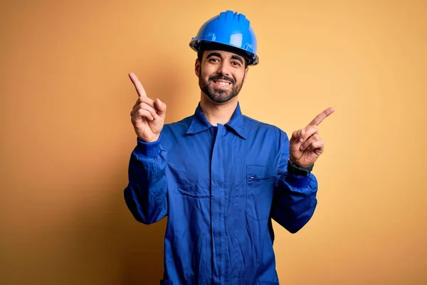 Mechanische Man Met Baard Blauw Uniform Veiligheidshelm Gele Achtergrond Glimlachend — Stockfoto