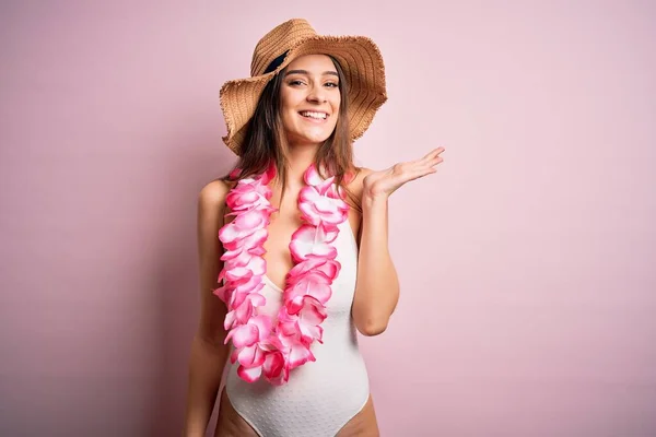 Junge Schöne Brünette Frau Urlaub Badeanzug Und Hawaiiblumen Lei Lächelnd — Stockfoto