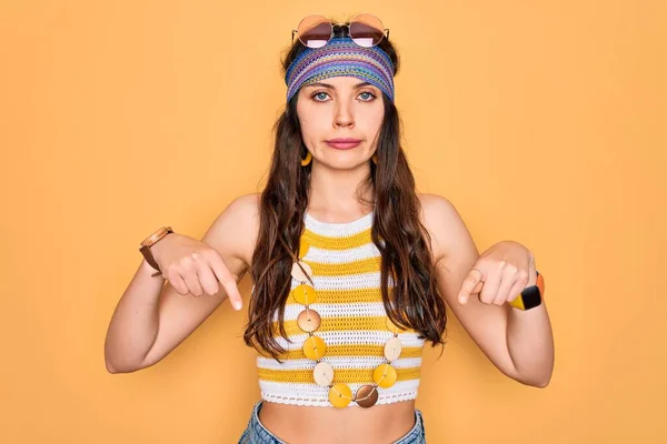 Joven Mujer Hippie Hermosa Con Ojos Azules Usando Accesorios Gafas —  Fotos de Stock