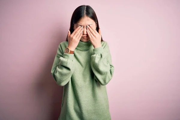 Junge Schöne Asiatische Frau Grünem Winterpullover Über Rosa Isoliertem Hintergrund — Stockfoto