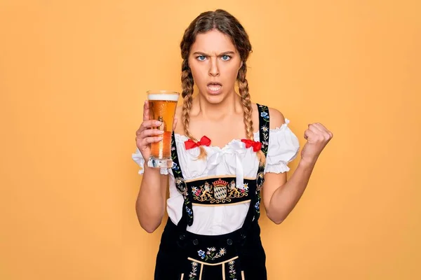 Piękna Blondynka Niemiecka Kobieta Niebieskimi Oczami Sukience Octoberfest Pije Szklankę — Zdjęcie stockowe
