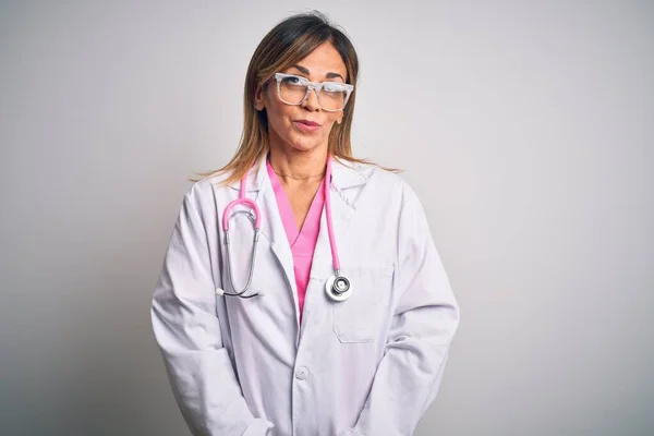 Średnim Wieku Piękna Lekarz Kobieta Noszenie Różowy Stetoskop Odizolowanym Białym — Zdjęcie stockowe