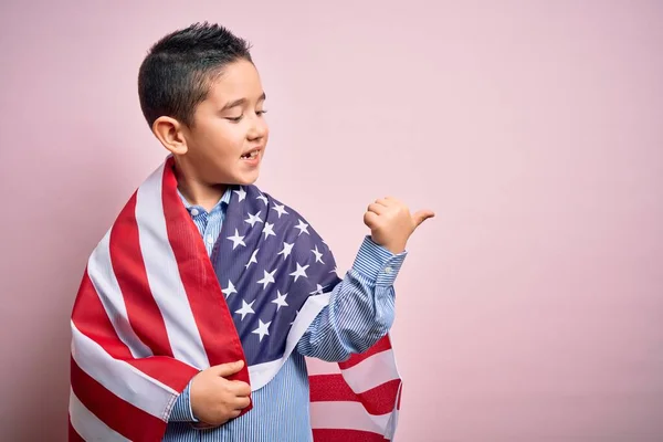 Ung Liten Patriotisk Pojke Unge Täckt Usa Flagga Självständighetsdagen Pekar — Stockfoto