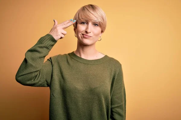 Modern Kısa Saçlı Genç Bir Kadın Sarı Arka Planda Sıradan — Stok fotoğraf