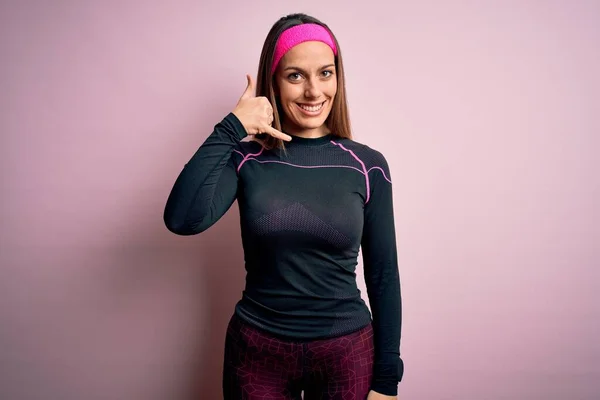 Jonge Blonde Fitnessvrouw Die Sporttrainingskleding Draagt Geïsoleerde Achtergrond Glimlachend Telefoongebaar — Stockfoto