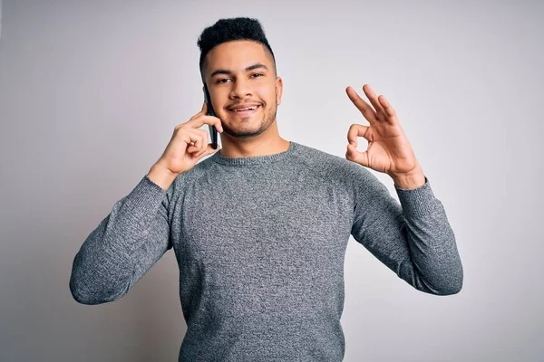 Junger Gutaussehender Mann Unterhält Sich Auf Dem Smartphone Über Weißem — Stockfoto