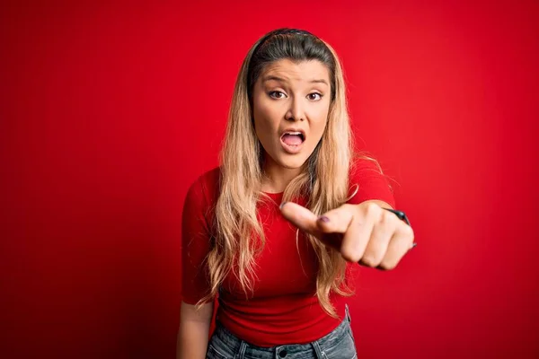 Young Beautiful Blonde Woman Wearing Casual Shirt Standing Isolated Red — Stock Photo, Image