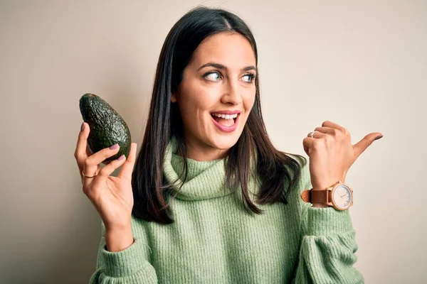 Mujer Joven Con Ojos Azules Sosteniendo Aguacate Saludable Sobre Fondo —  Fotos de Stock