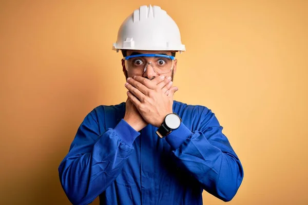 Hombre Mecánico Con Barba Vistiendo Uniforme Azul Gafas Seguridad Sobre —  Fotos de Stock