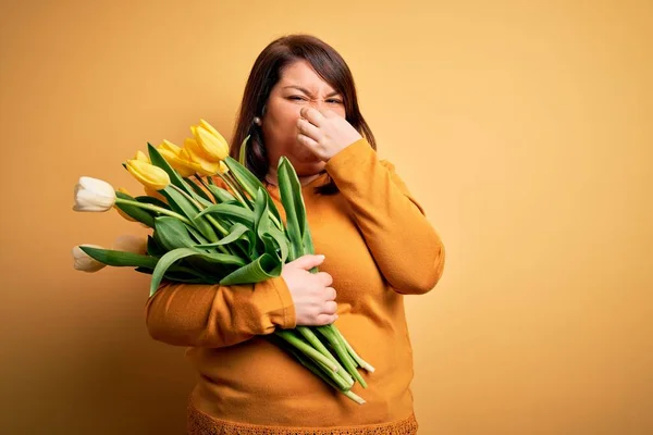 Güzel Cüsseli Bir Kadın Sarı Arka Planda Romantik Lale Çiçekleri — Stok fotoğraf