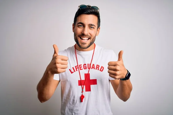 Junger Gutaussehender Bademeister Mit Bart Shirt Mit Rotem Kreuz Und — Stockfoto