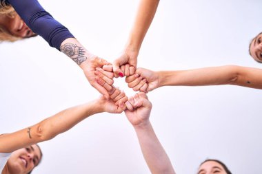 Genç ve güzel sporcular elleriyle jest yapıyor.