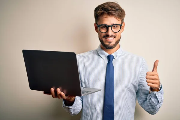 Ung Affärsman Bär Glasögon Som Arbetar Med Bärbar Dator Stående — Stockfoto