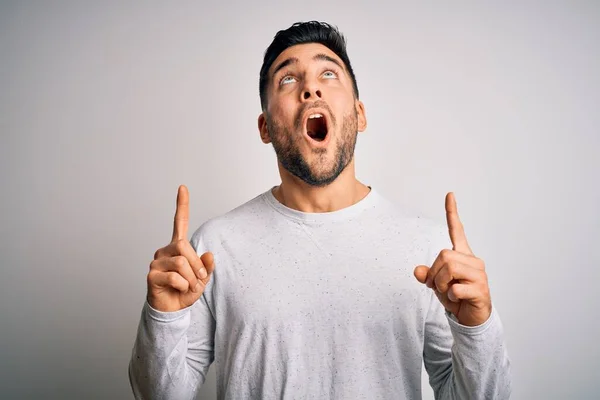 Jeune Bel Homme Portant Shirt Décontracté Debout Sur Fond Blanc — Photo