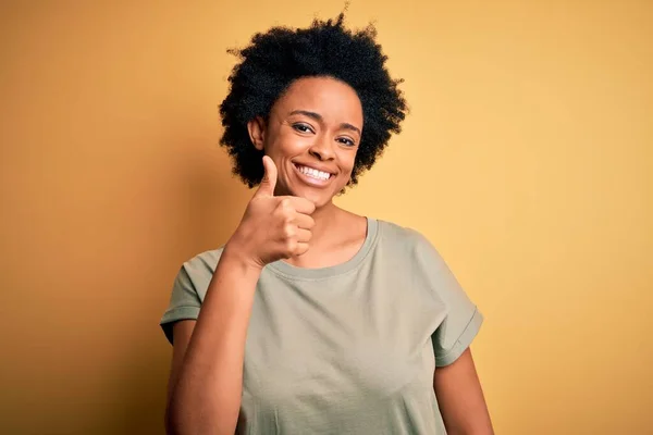 Ung Vacker Afroamerikansk Afro Kvinna Med Lockigt Hår Bär Casual — Stockfoto