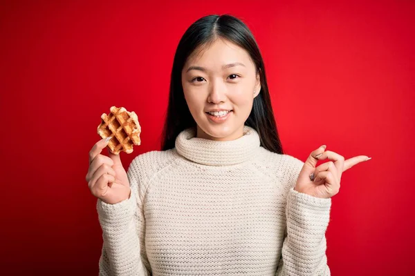 Giovane Donna Asiatica Mangiare Dolce Gustoso Waffle Belga Sfondo Rosso — Foto Stock