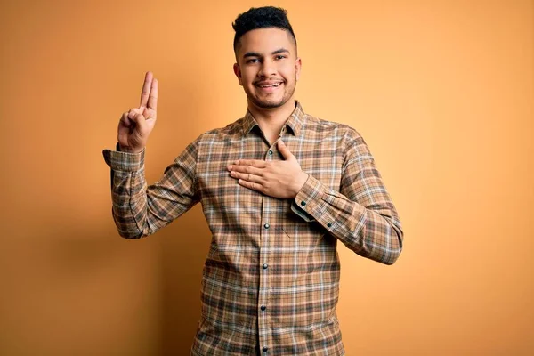 Junger Gutaussehender Mann Lässigem Hemd Der Vor Isoliertem Gelben Hintergrund — Stockfoto