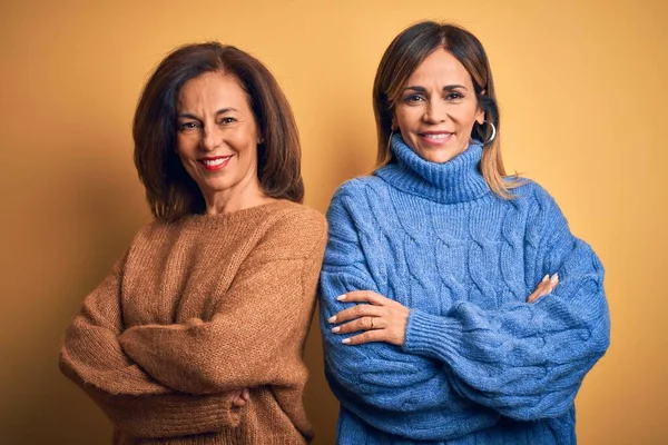 중년층의 아름다운 자매들이 평상복으로 스웨터를 카메라를 쳐다보며 긍정적 — 스톡 사진