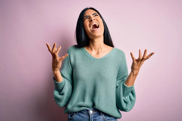 Giovane Bella Donna Moda Ispanica Indossa Maglione Verde Sfondo Rosa — Foto Stock