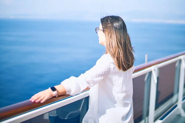 Giovane Bella Donna Vacanza Sorridente Felice Fiducioso Piedi Ponte Nave — Foto Stock