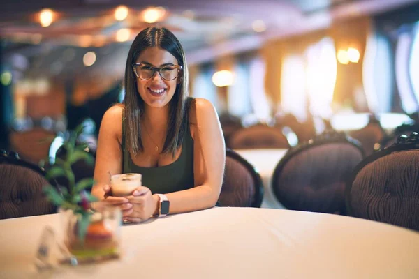 Jonge Mooie Vrouw Glimlachend Gelukkig Zelfverzekerd Zittend Met Een Glimlach — Stockfoto