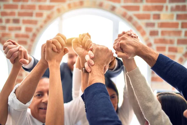 Grupo Trabajadores Negocios Sonriendo Felices Pie Con Los Puños Oficina —  Fotos de Stock