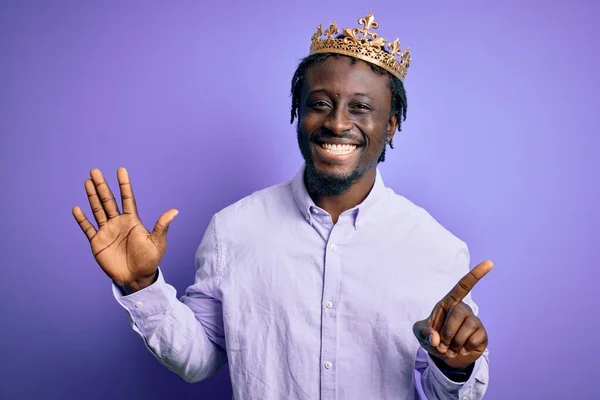 Jovem Homem Afro Americano Vestindo Coroa Dourada Rei Sobre Fundo — Fotografia de Stock