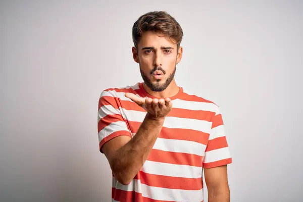 Jonge Knappe Man Met Baard Gestreept Shirt Witte Achtergrond Kijkend — Stockfoto