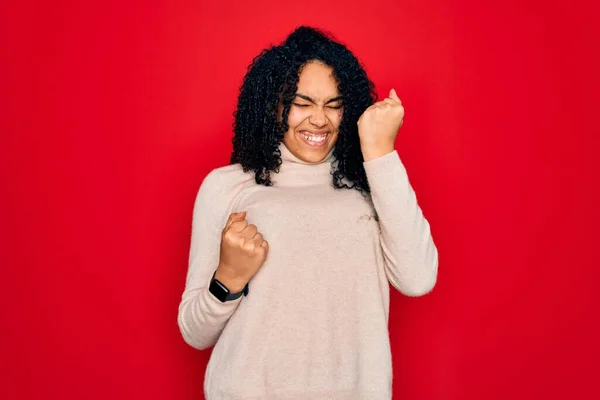 Jeune Femme Frisée Afro Américaine Portant Pull Col Roulé Décontracté — Photo