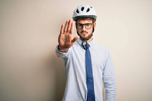Молодой Бизнесмен Очках Велосипедном Шлеме Стоящий Над Изолированной Белой Пекарней — стоковое фото