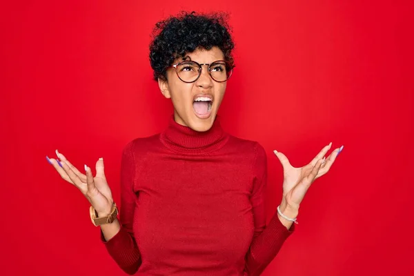 Fiatal Gyönyörű Afro Amerikai Garbó Pulóvert Szemüveget Visel Őrült Őrült — Stock Fotó